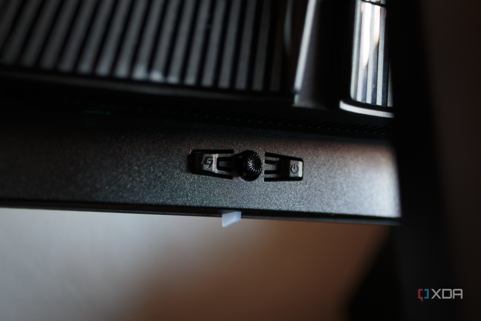 The menu joystick on the rear of the MSI MAG 341CQP.