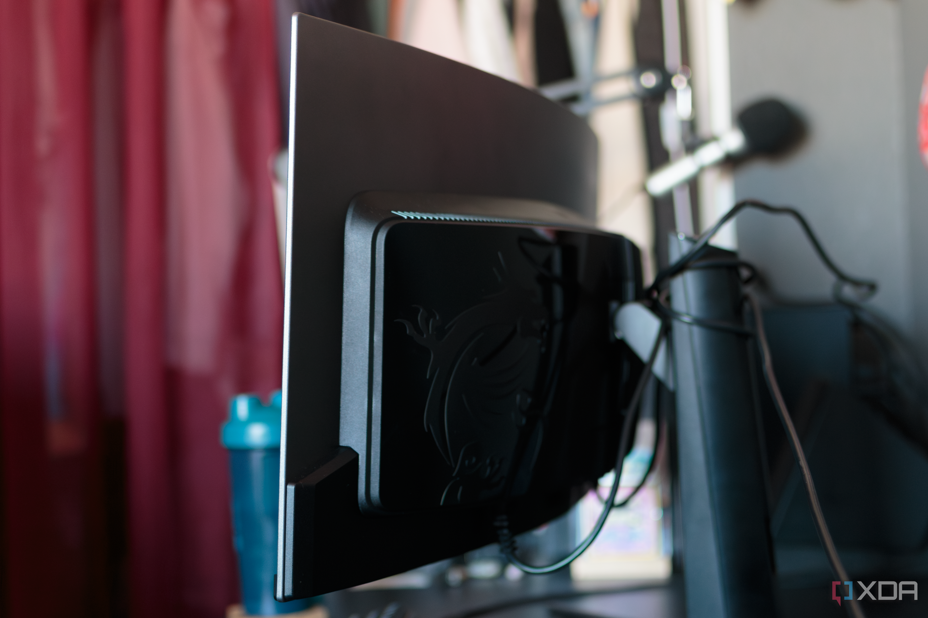 The thin sides and rear housing on the MSI MAG 341CQP.