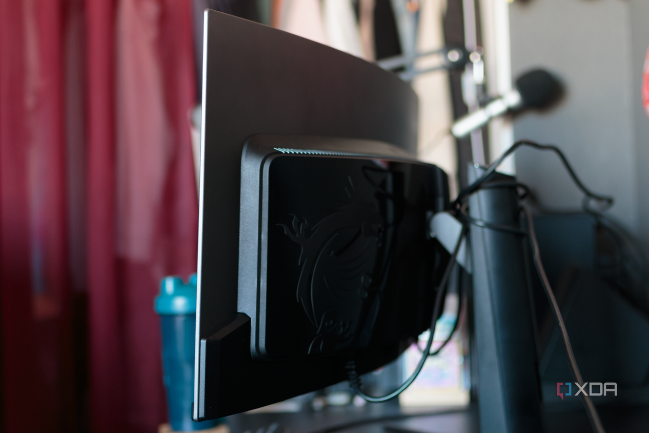 The thin sides and rear housing on the MSI MAG 341CQP.