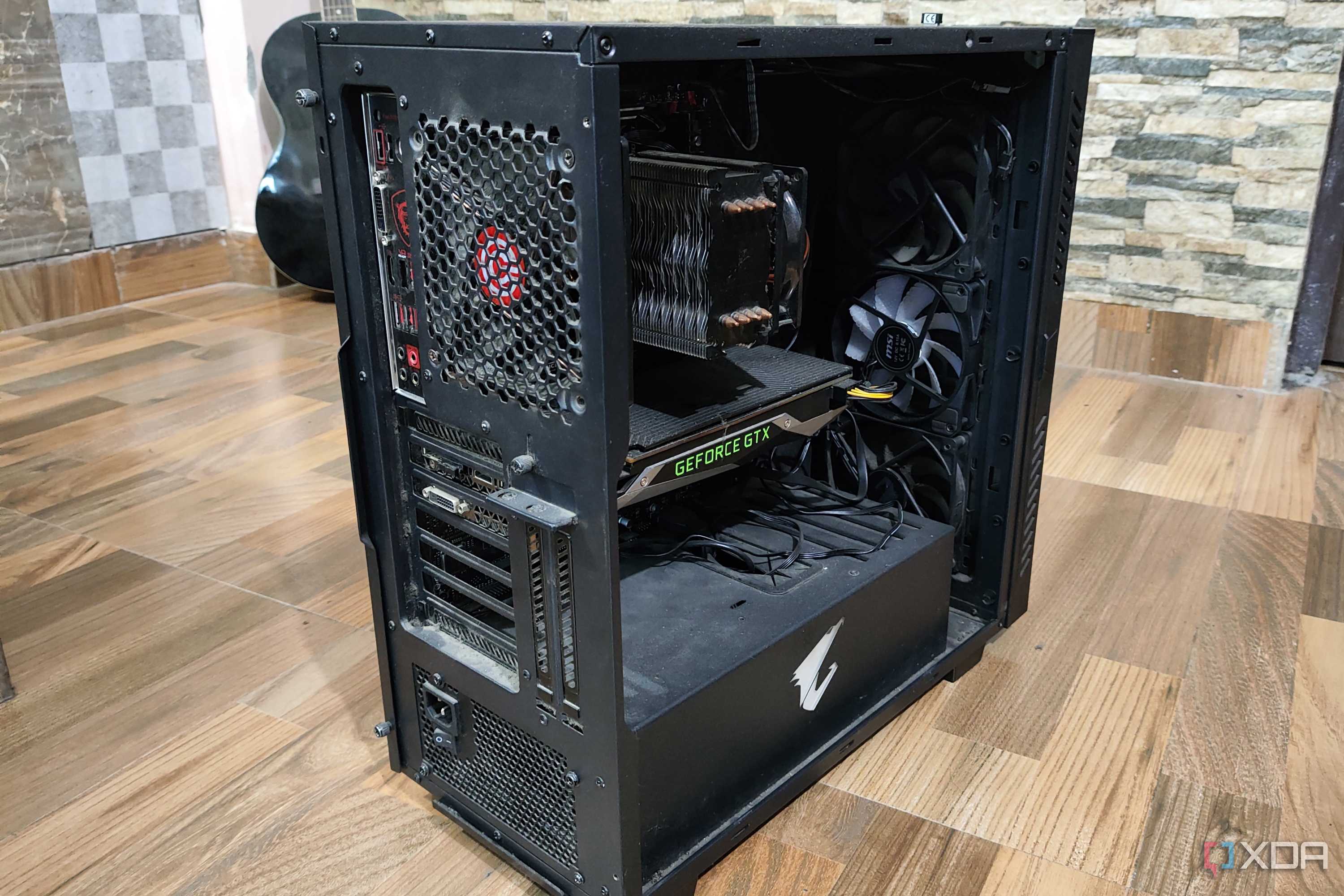A Gigabyte Aorus ACW300 cabinet with a Ryzen 5 1600 CPU and a GTX 1080 inside