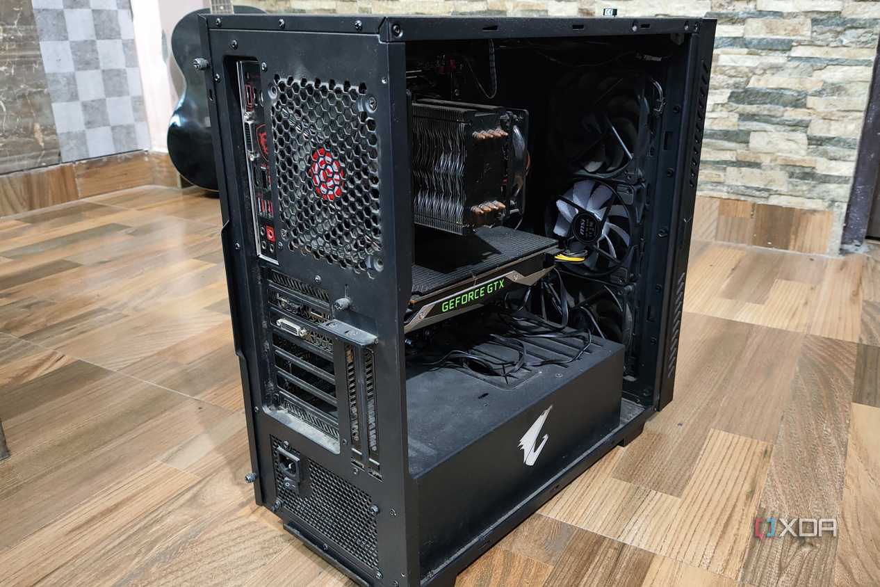 A Gigabyte Aorus ACW300 cabinet with a Ryzen 5 1600 CPU and a GTX 1080 inside