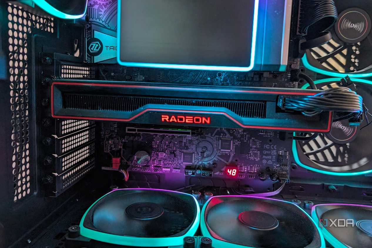 Image d'une carte graphique Radeon RX 6800 dans un boîtier avec éclairage RGB