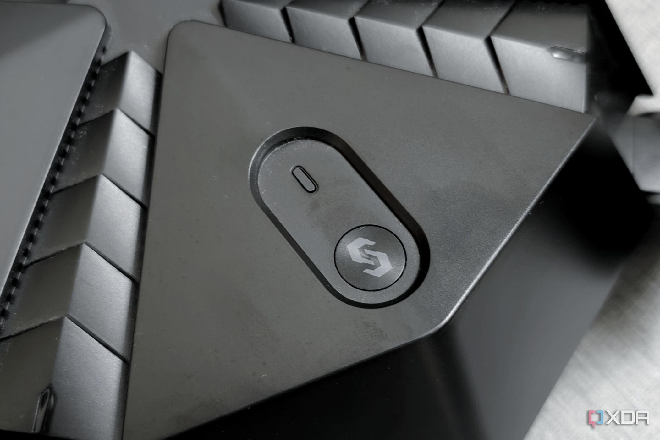 An image showing the Reyee E6 AX6000 button and an LED.