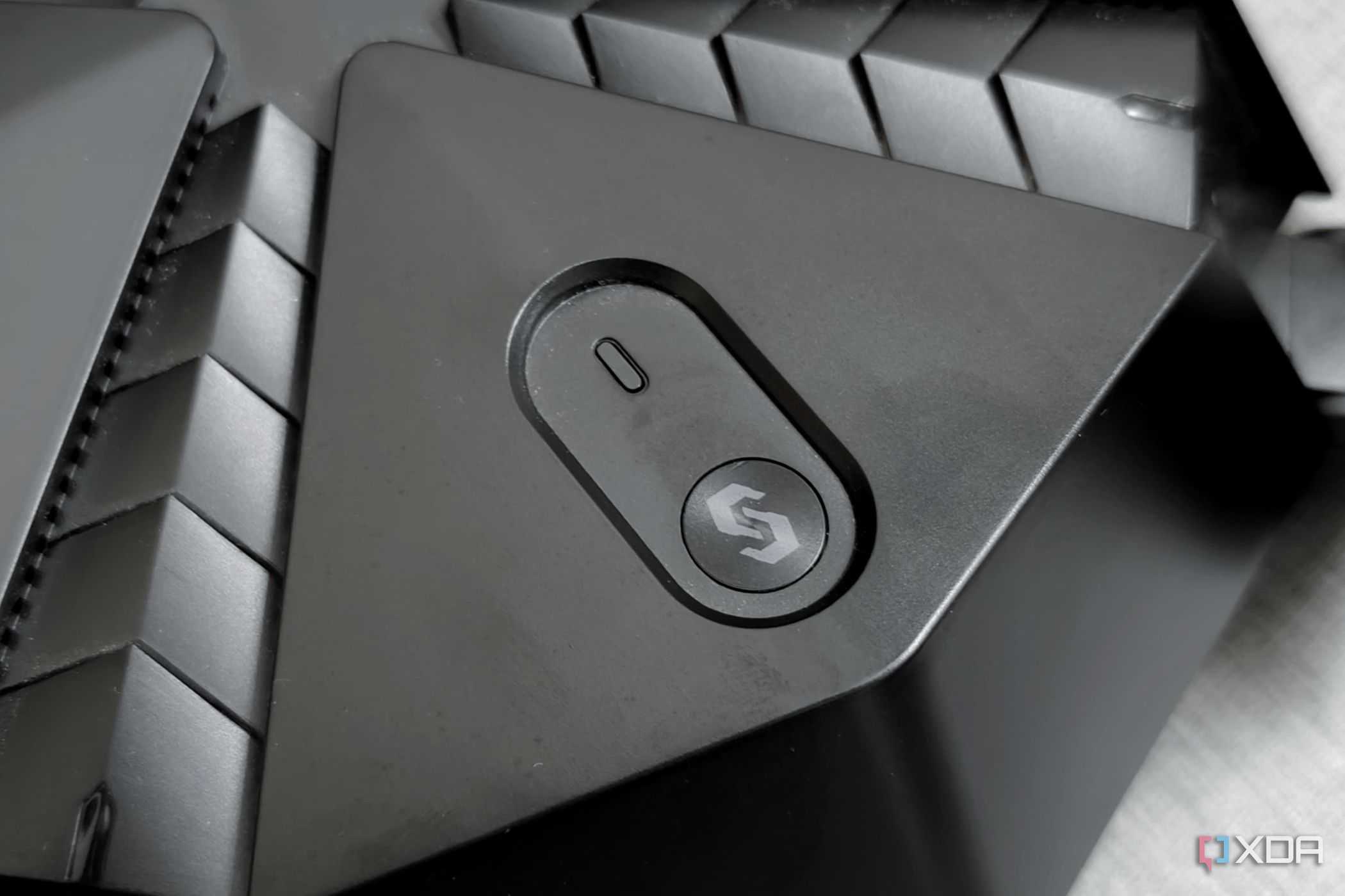 An image showing the Reyee E6 AX6000 button and an LED.