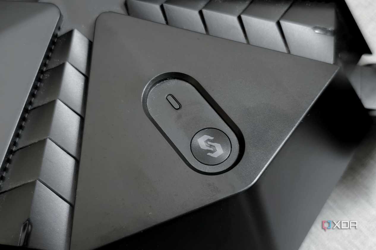 An image showing the Reyee E6 AX6000 button and an LED.