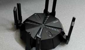 An image showing the Reyee E6 AX6000 gaming router that's kept on a wooden desk.