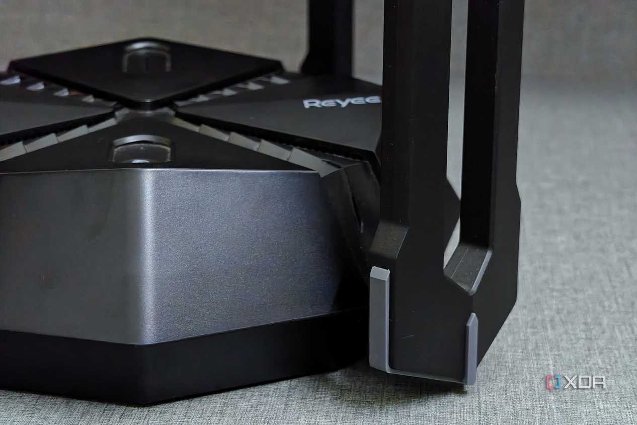 An image showing the side profile of the Reyee E6 gaming router kept on the desk.