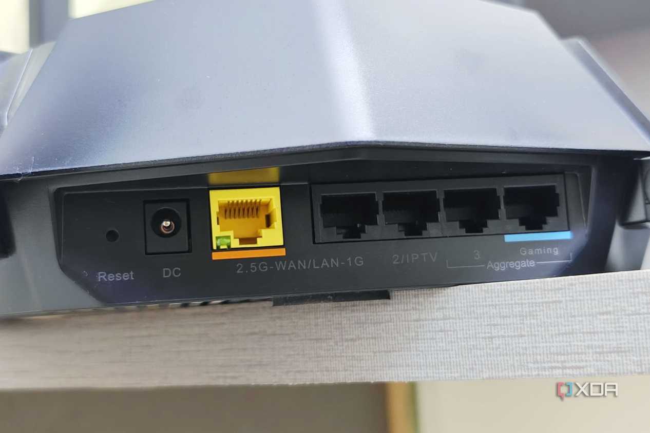 An image showing the Reyee E6 router ports.