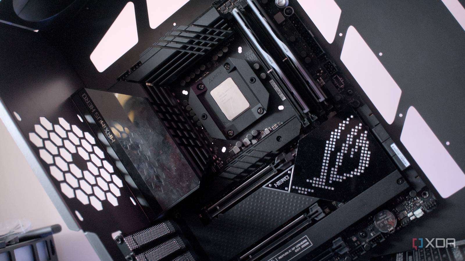 Installing a motherboard inside the Vetroo K1 Pangolin