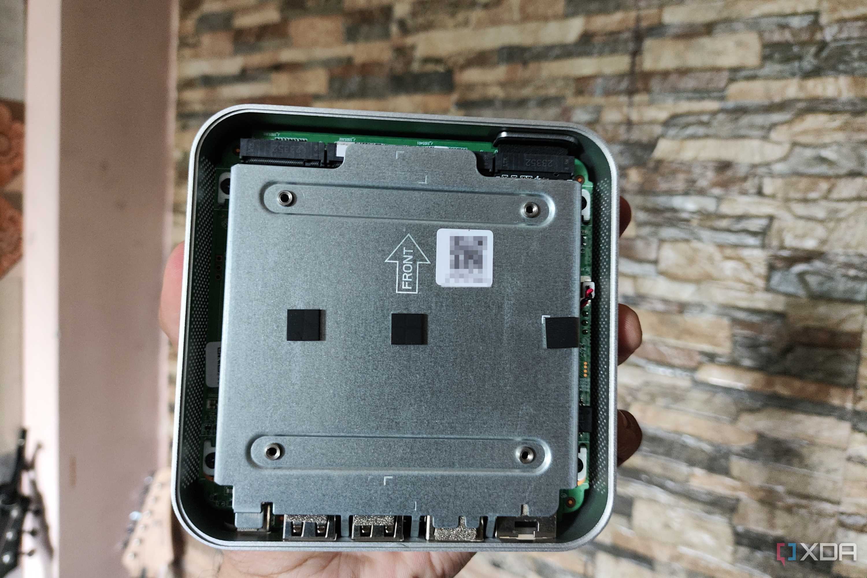 An Aiffro K100 NAS without its bottom plate