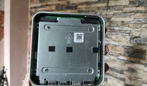 An Aiffro K100 NAS without its bottom plate