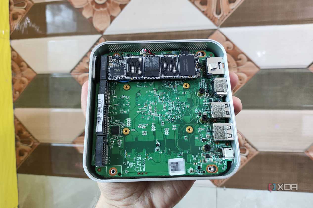 The internals of an Aiffro K100 NAS