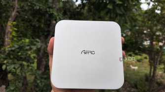 A person holding the Aiffro K100 NAS