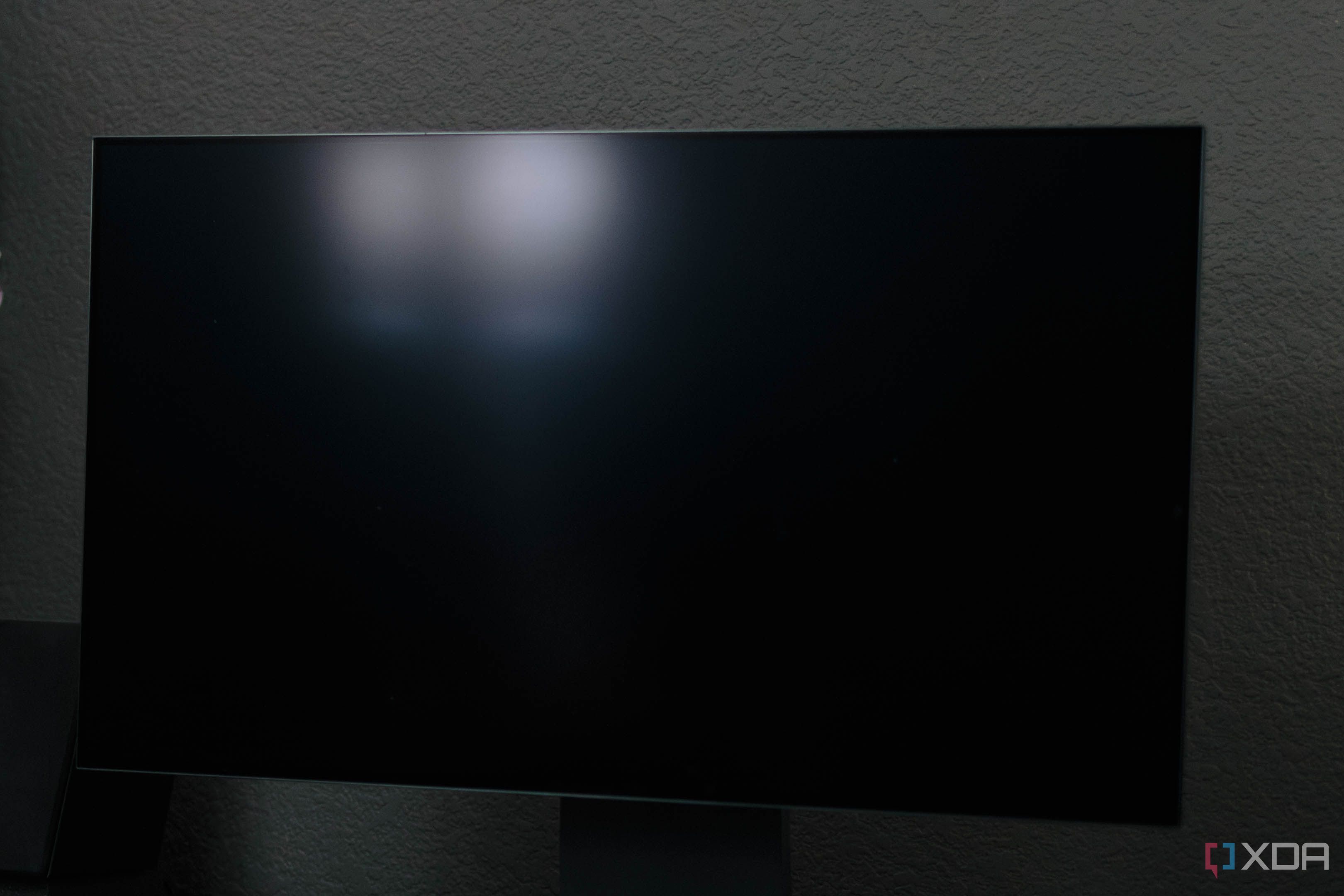 The matte finish handling a reflection on the LG 32GS95UE.