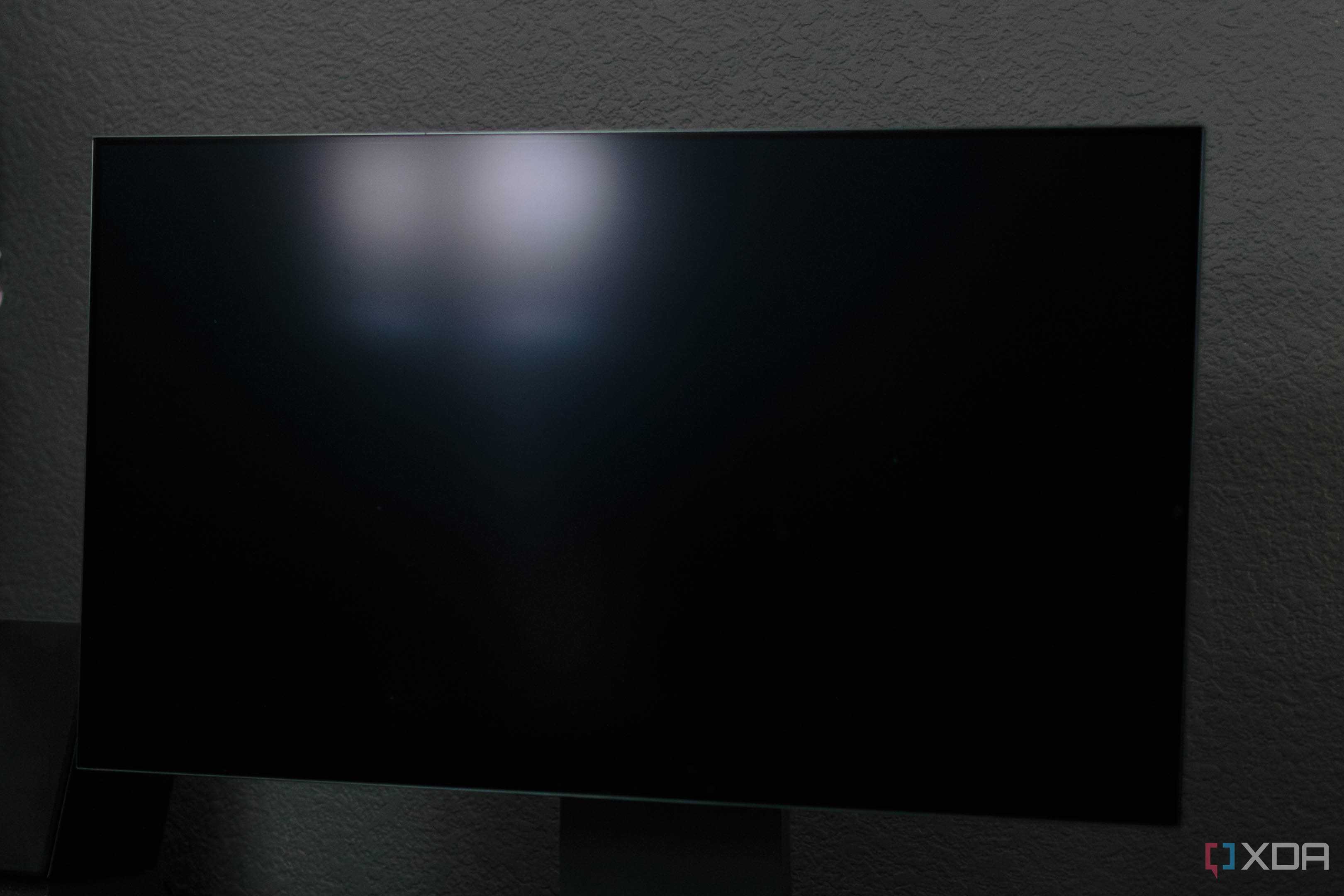 The matte finish handling a reflection on the LG 32GS95UE.