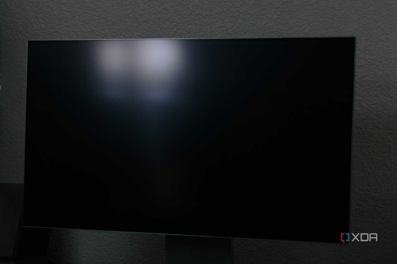 The matte finish handling a reflection on the LG 32GS95UE.