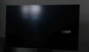 The matte finish handling a reflection on the LG 32GS95UE.