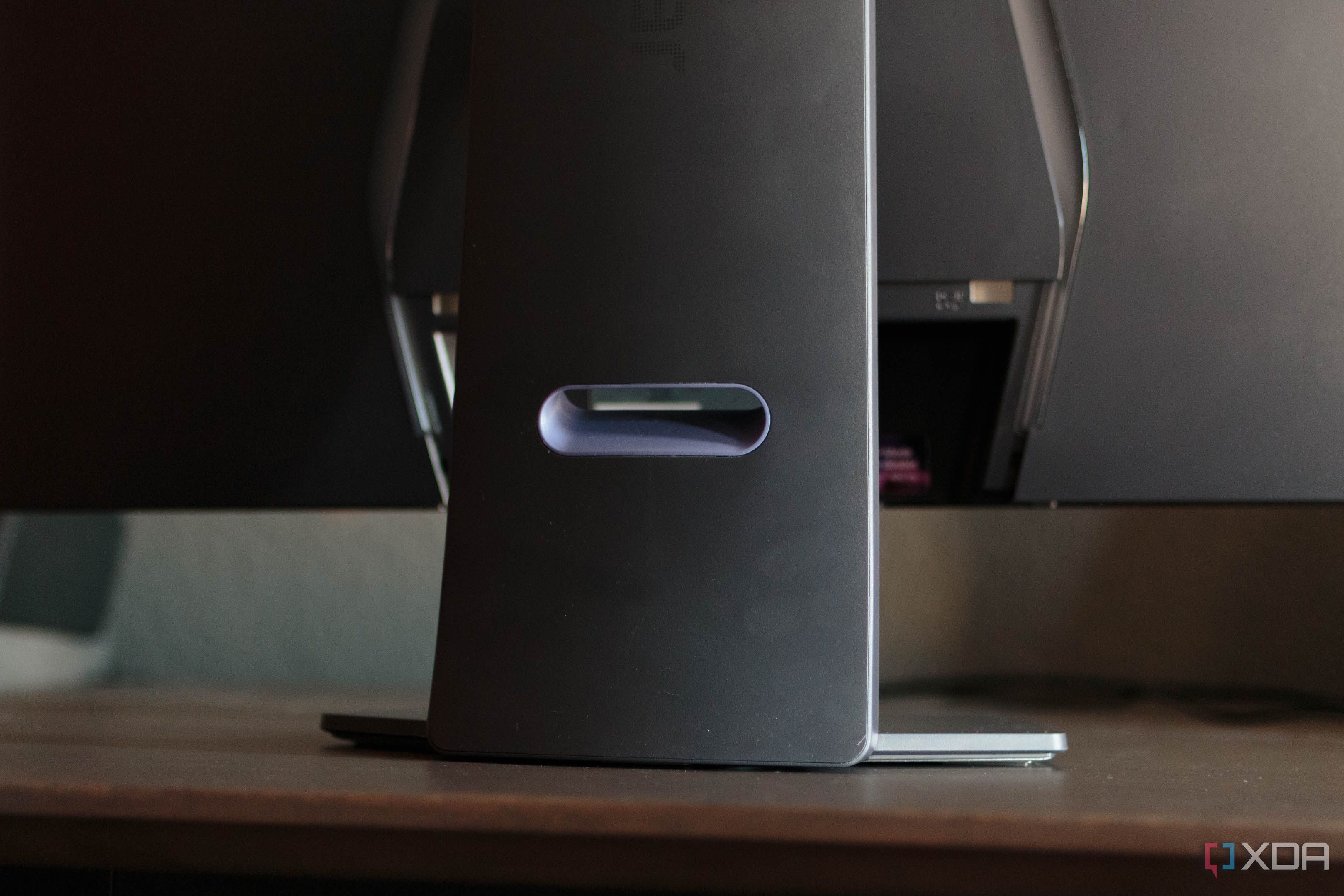 The rear of the stand of the LG 32GS95UE