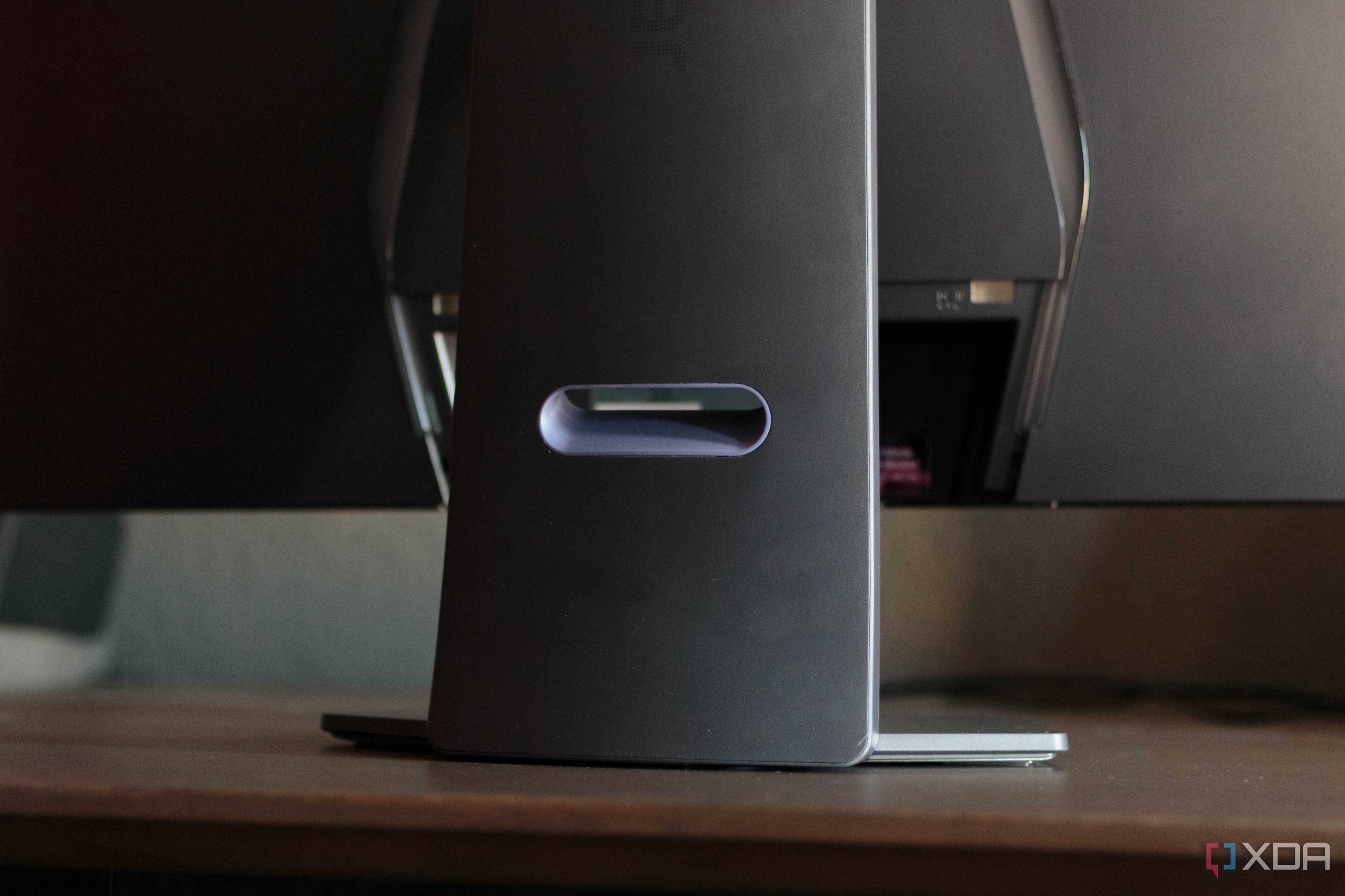 The rear of the stand of the LG 32GS95UE
