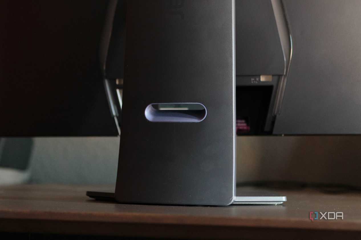 The rear of the stand of the LG 32GS95UE