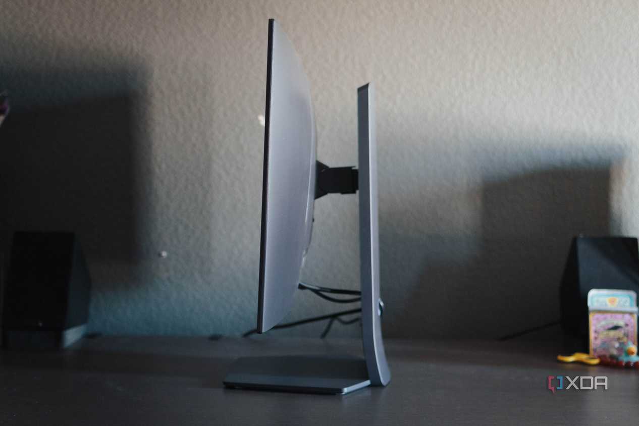 The side of the LG 32GS95UE.