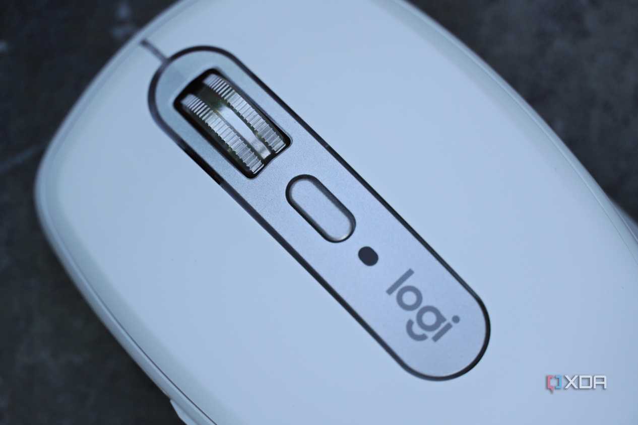 The scroll wheel and top button on the Logitech MX Anywhere 3S mouse.