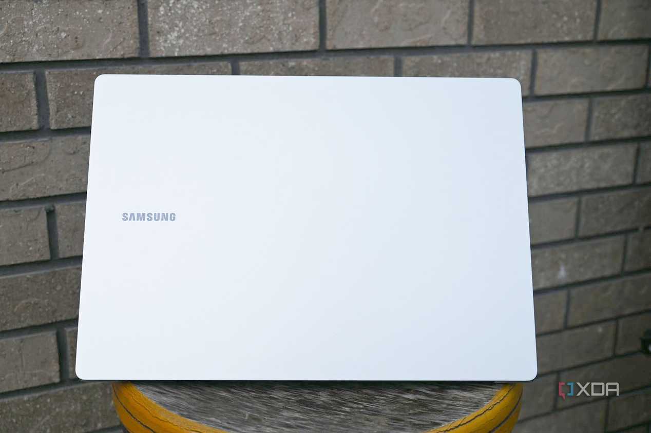 Lid of Samsung Galaxy Book 4 Edge