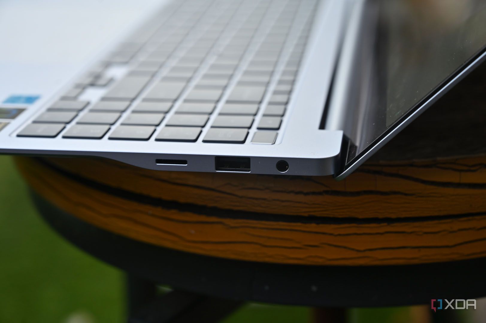 Right ports of Samsung Galaxy Book 4 Edge