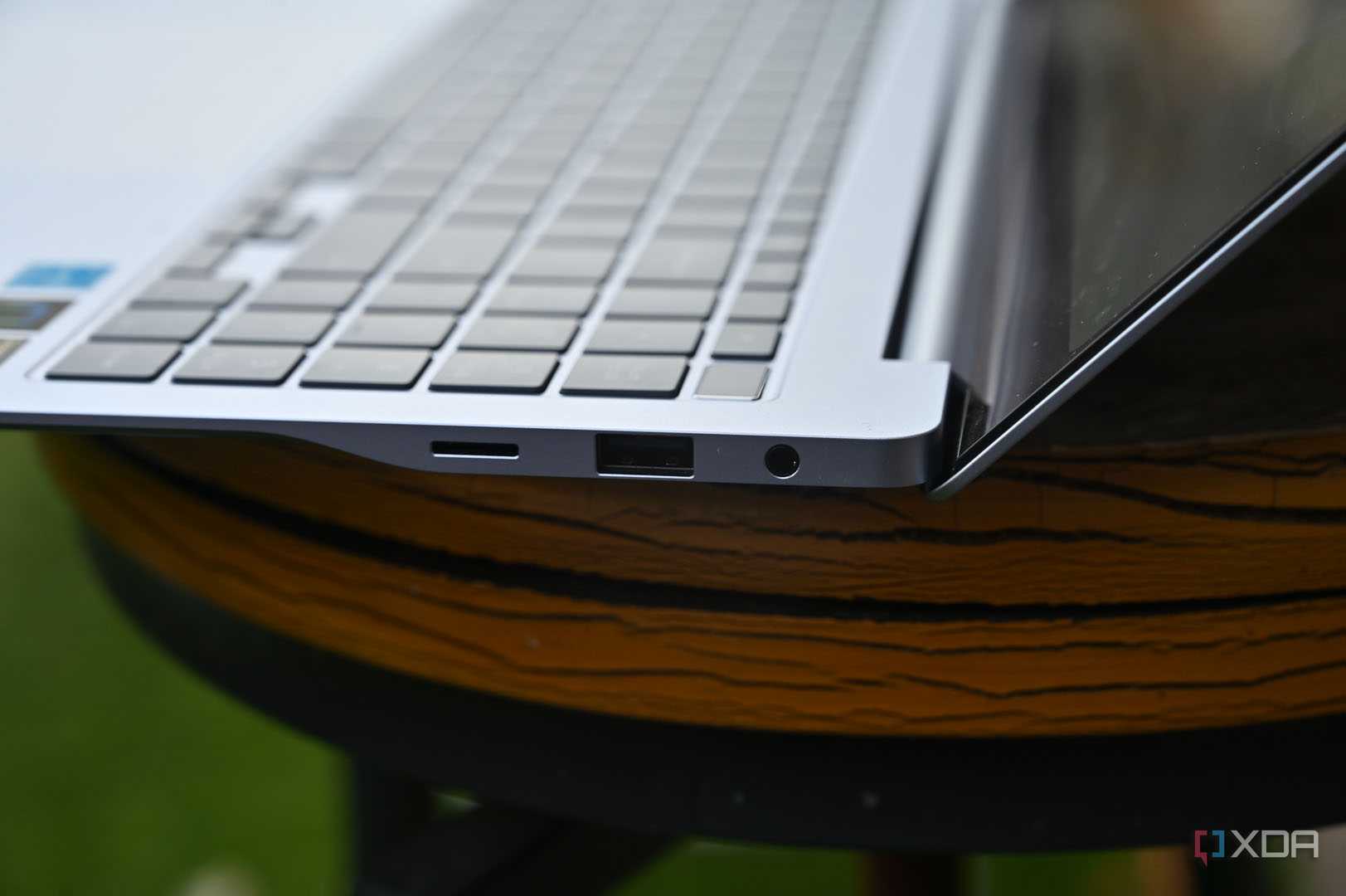 Right ports of Samsung Galaxy Book 4 Edge