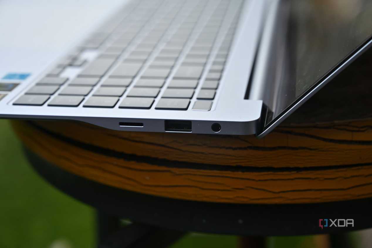 Right ports of Samsung Galaxy Book 4 Edge