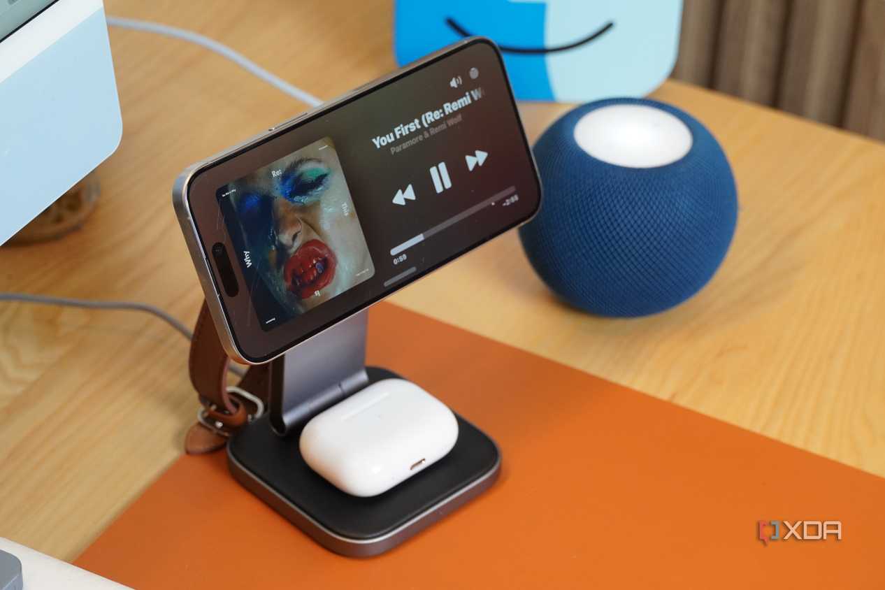 StandBy Mode on an iPhone on the Satechi Wireless Charger.
