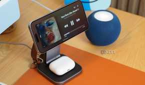 StandBy Mode on an iPhone on the Satechi Wireless Charger.