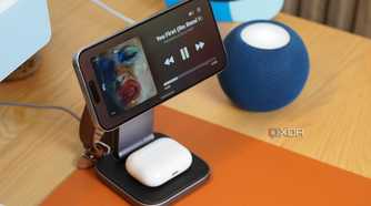 StandBy Mode on an iPhone on the Satechi Wireless Charger.