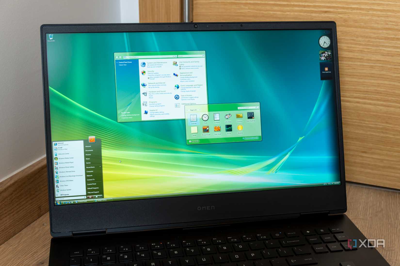 Una computadora portátil con Windows Vista con varias ventanas abiertas