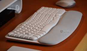 A close-up of the wavy keys.