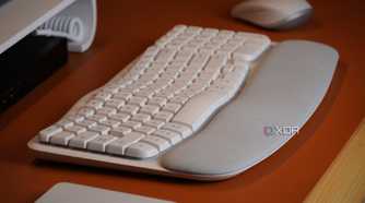A close-up of the wavy keys.