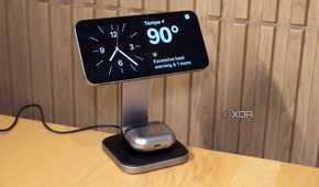 An iPhone 15 Pro Max in StandBy mode on a Satechi 2-in-1 wireless charger.