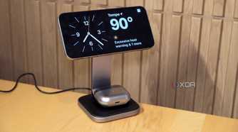 An iPhone 15 Pro Max in StandBy mode on a Satechi 2-in-1 wireless charger.