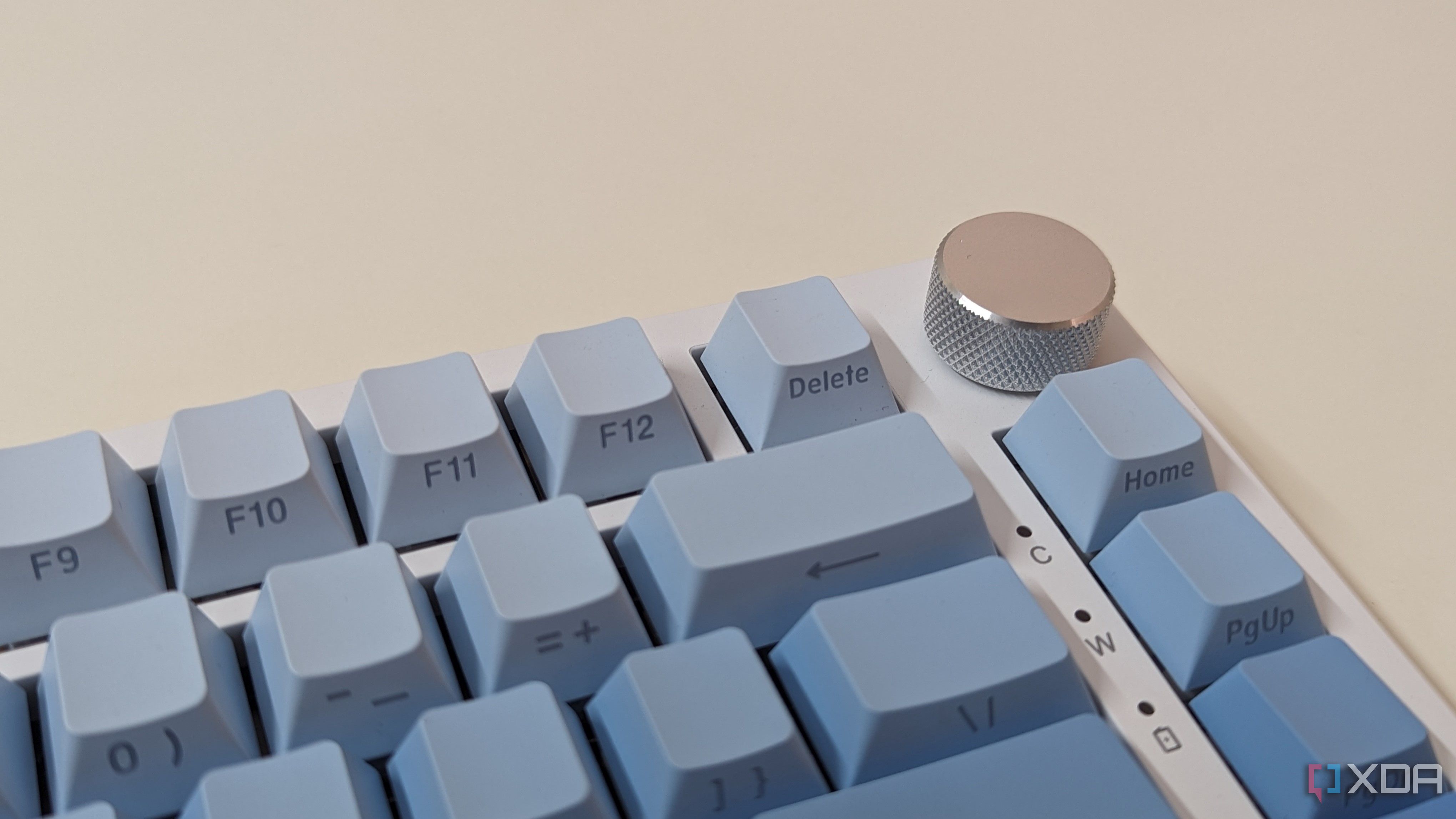 Close-up of a blue-white keyboard showing a metal knob