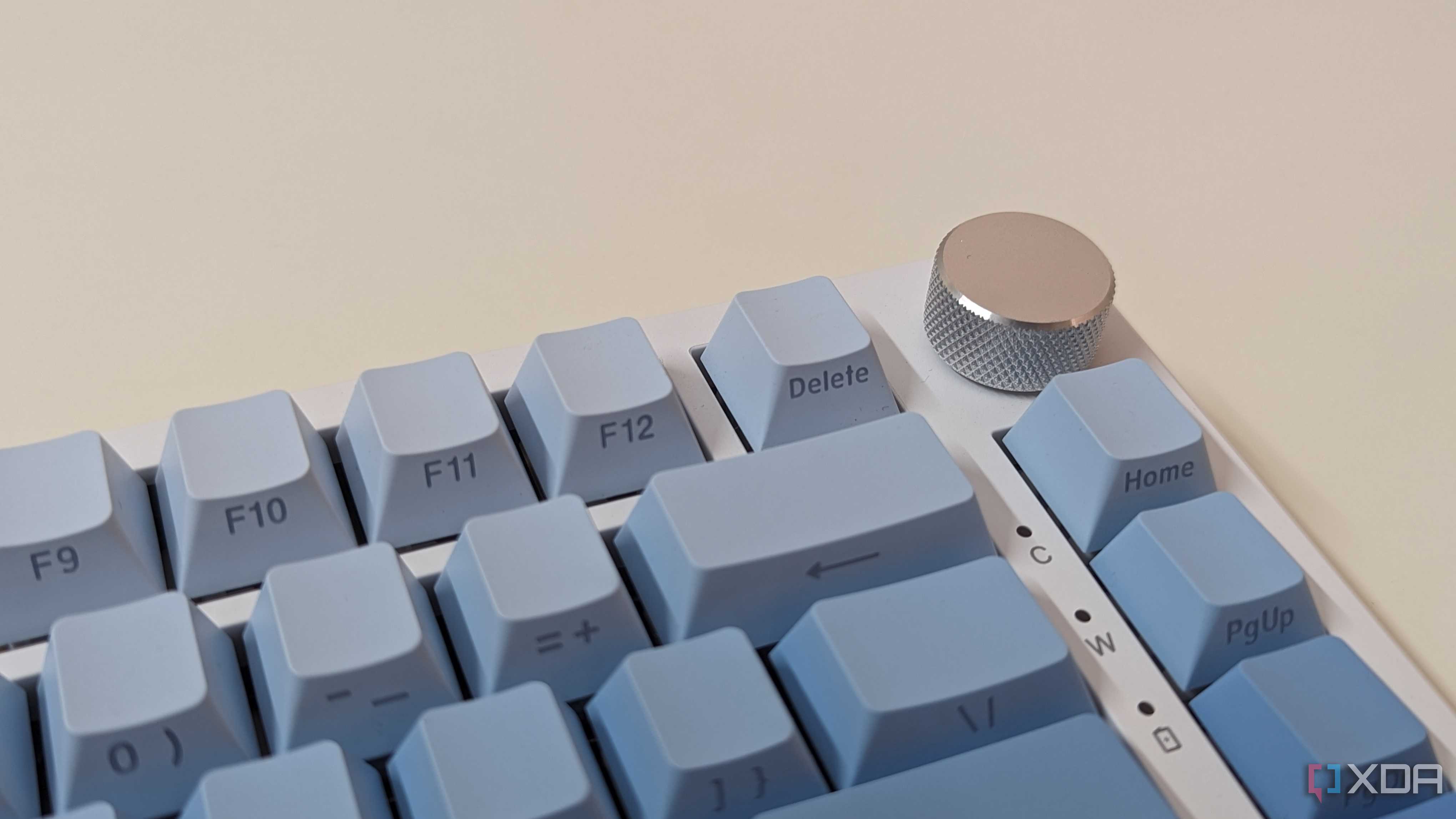 Close-up of a blue-white keyboard showing a metal knob