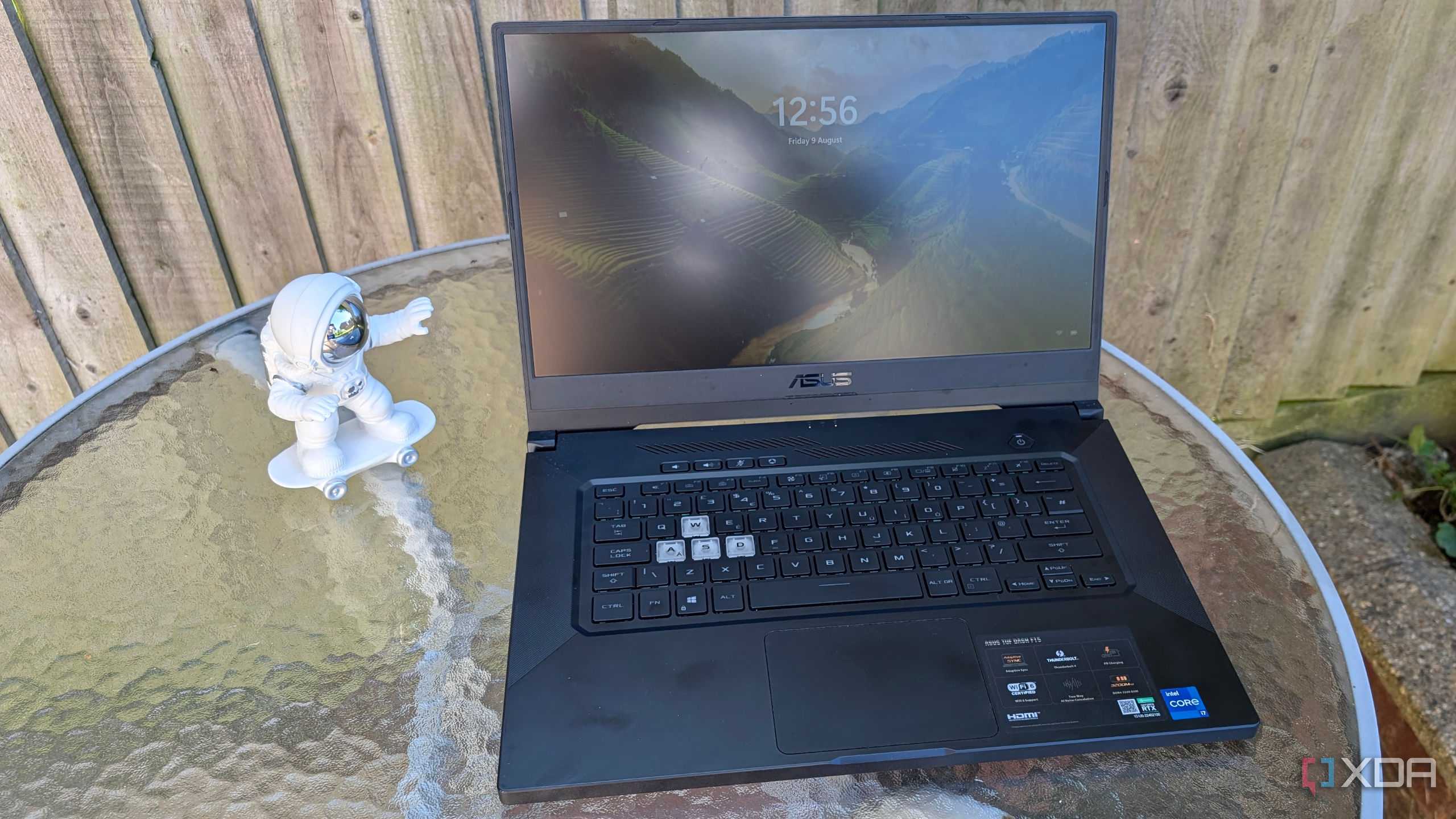 image of asus laptop showing windows 11 sleep screen