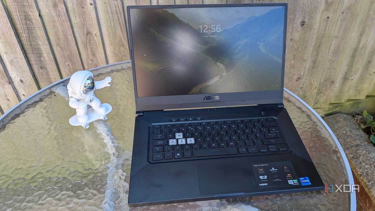 image of asus laptop showing windows 11 sleep screen