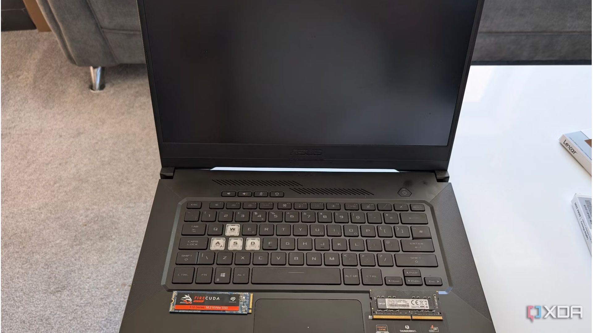 Laptop asus con ram y unidad nvme en reposamuñecas