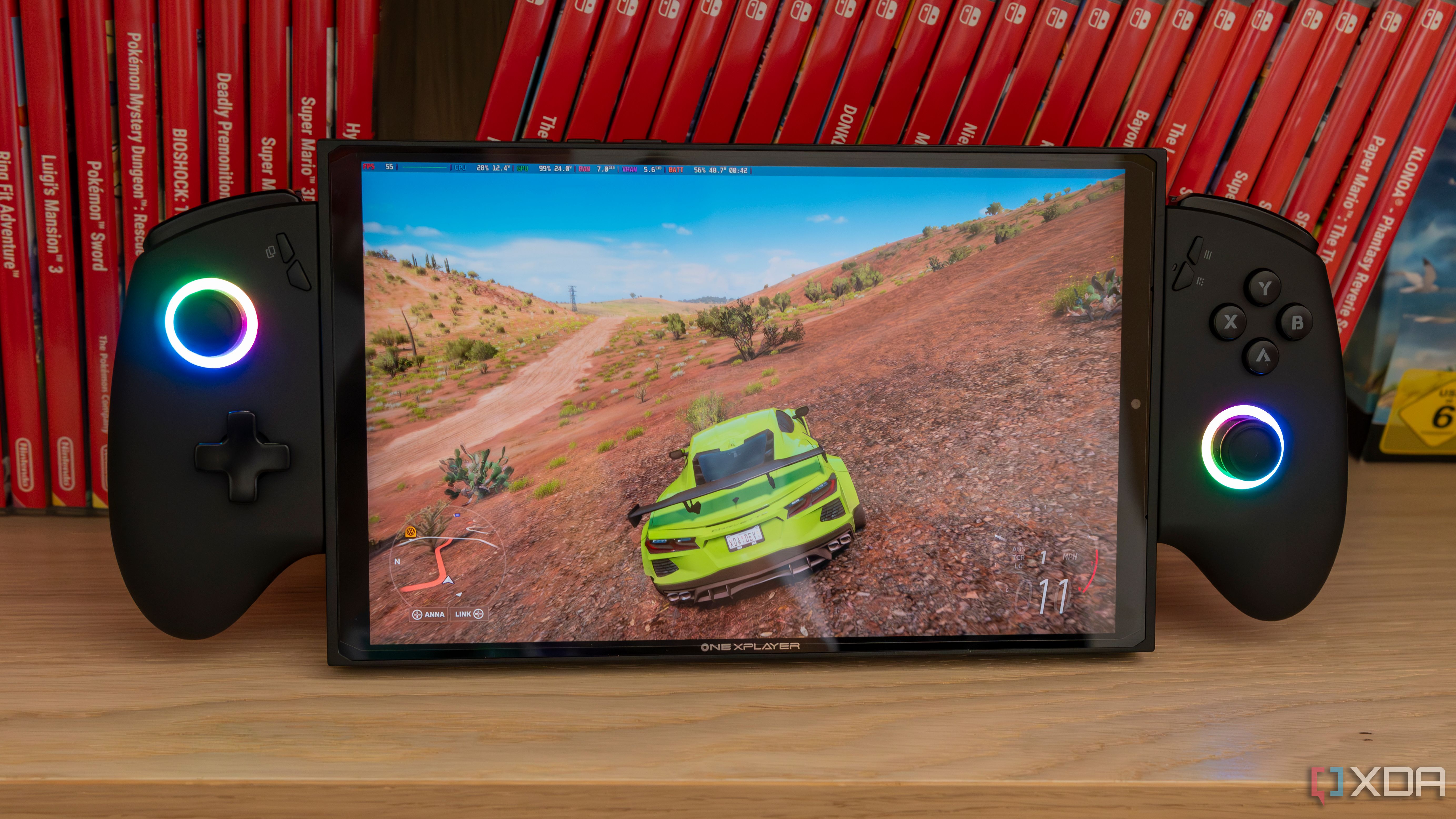 Una computadora de mano para juegos ONEXPLAYER X1 Mini que ejecuta Forza Horizon 5 en Bazzite