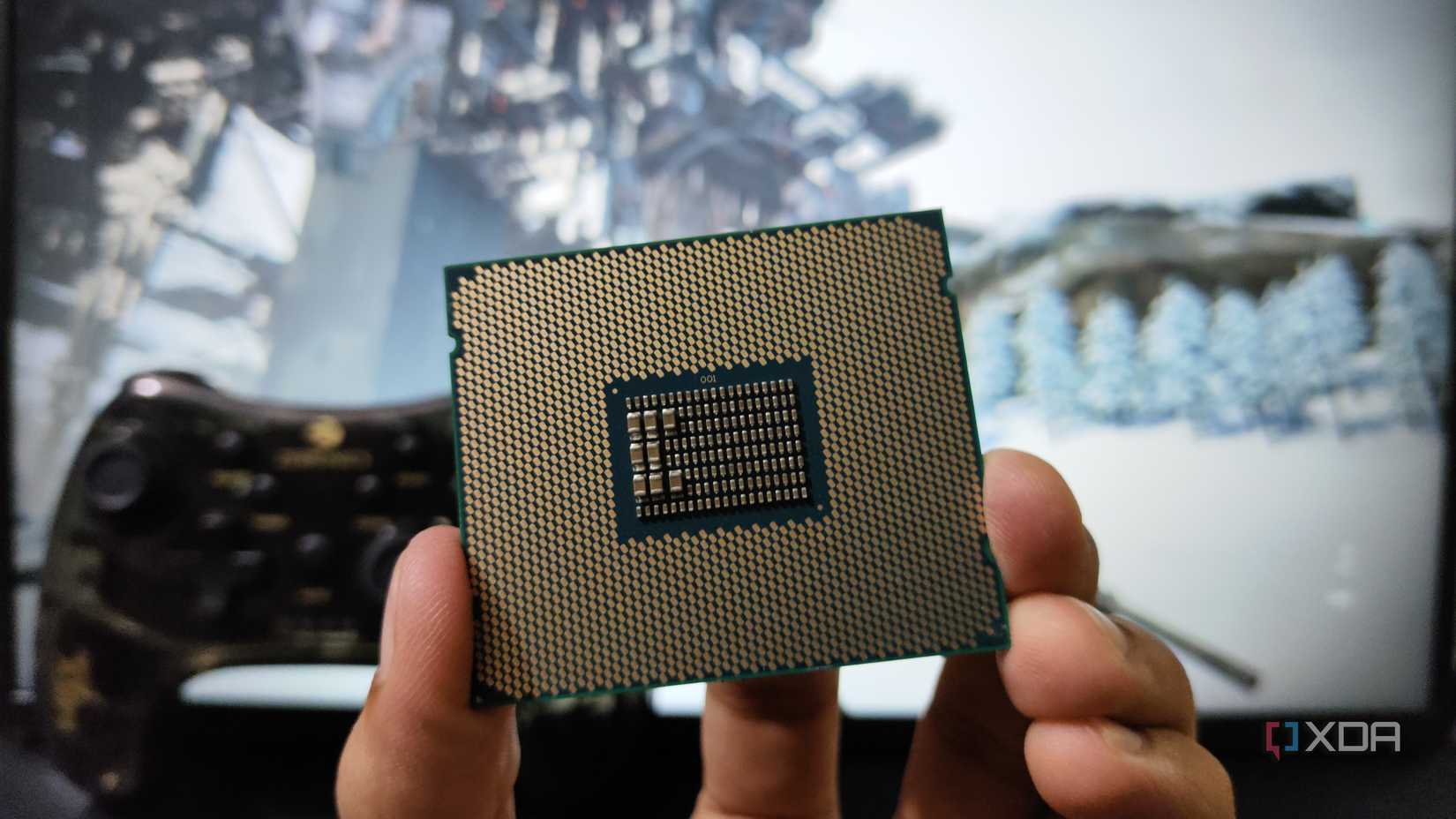 Una persona que sostiene un procesador Intel Xeon E5-2650 v4 de calidad de servidor