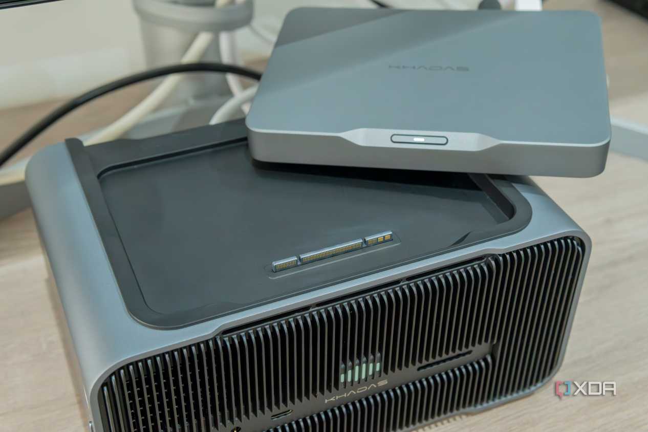 Angled view of the Khadas Mind next to the Mind Graphics, showing the Mind Link connector