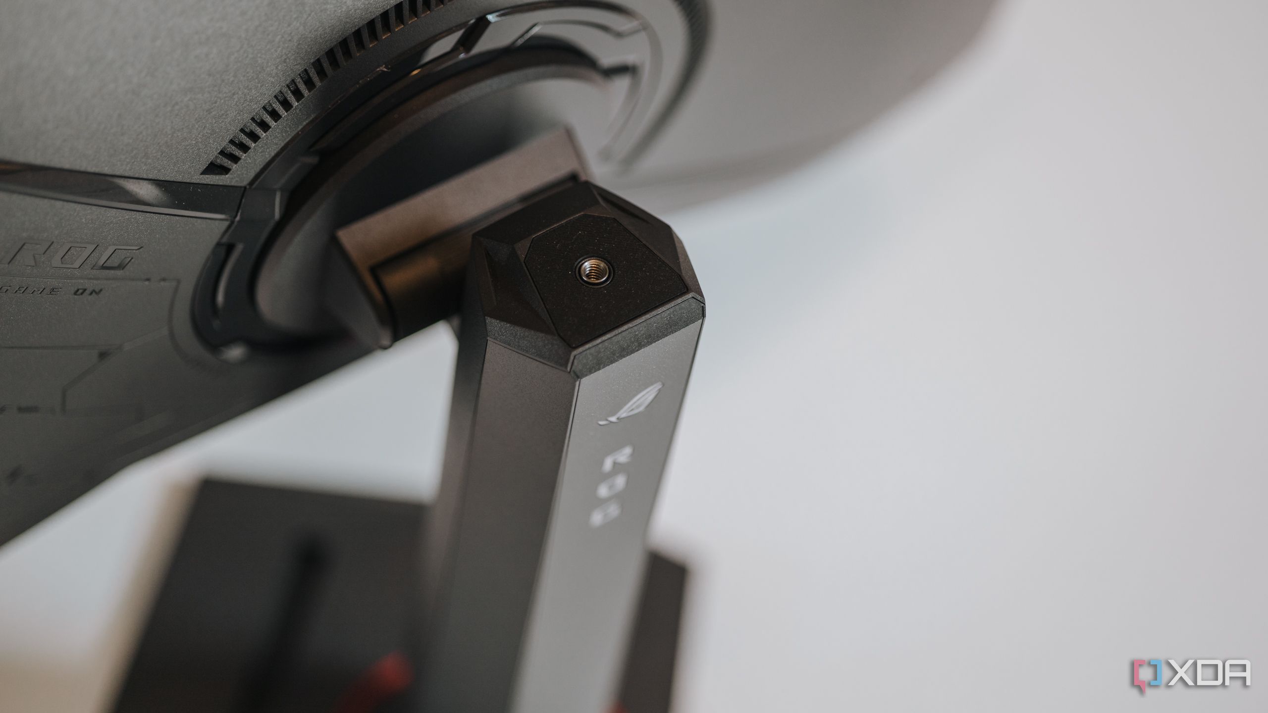 Tripod, webcam mount thread on Asus ROG Strix XG27UCS gaming monitor