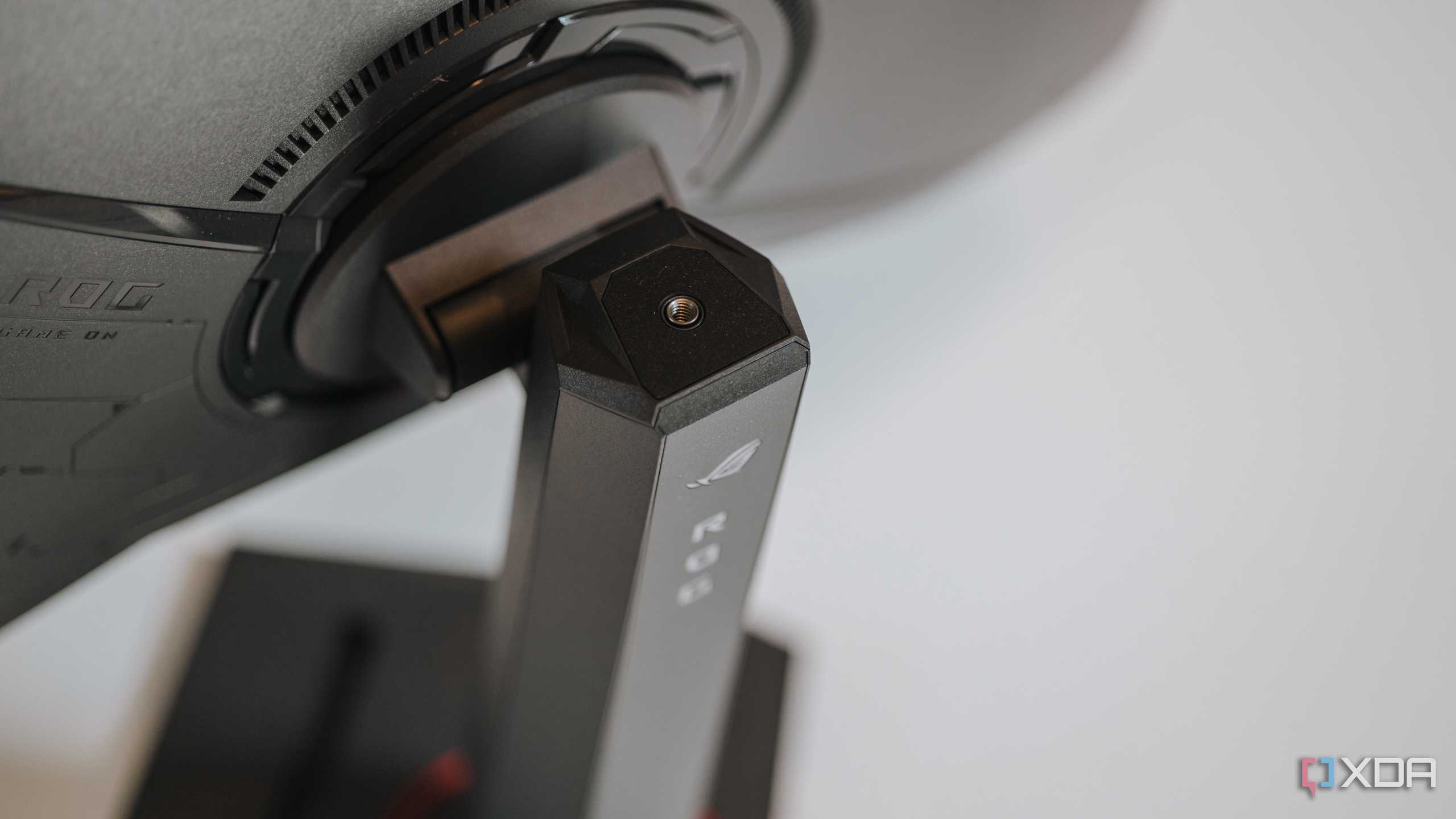 Tripod, webcam mount thread on Asus ROG Strix XG27UCS gaming monitor