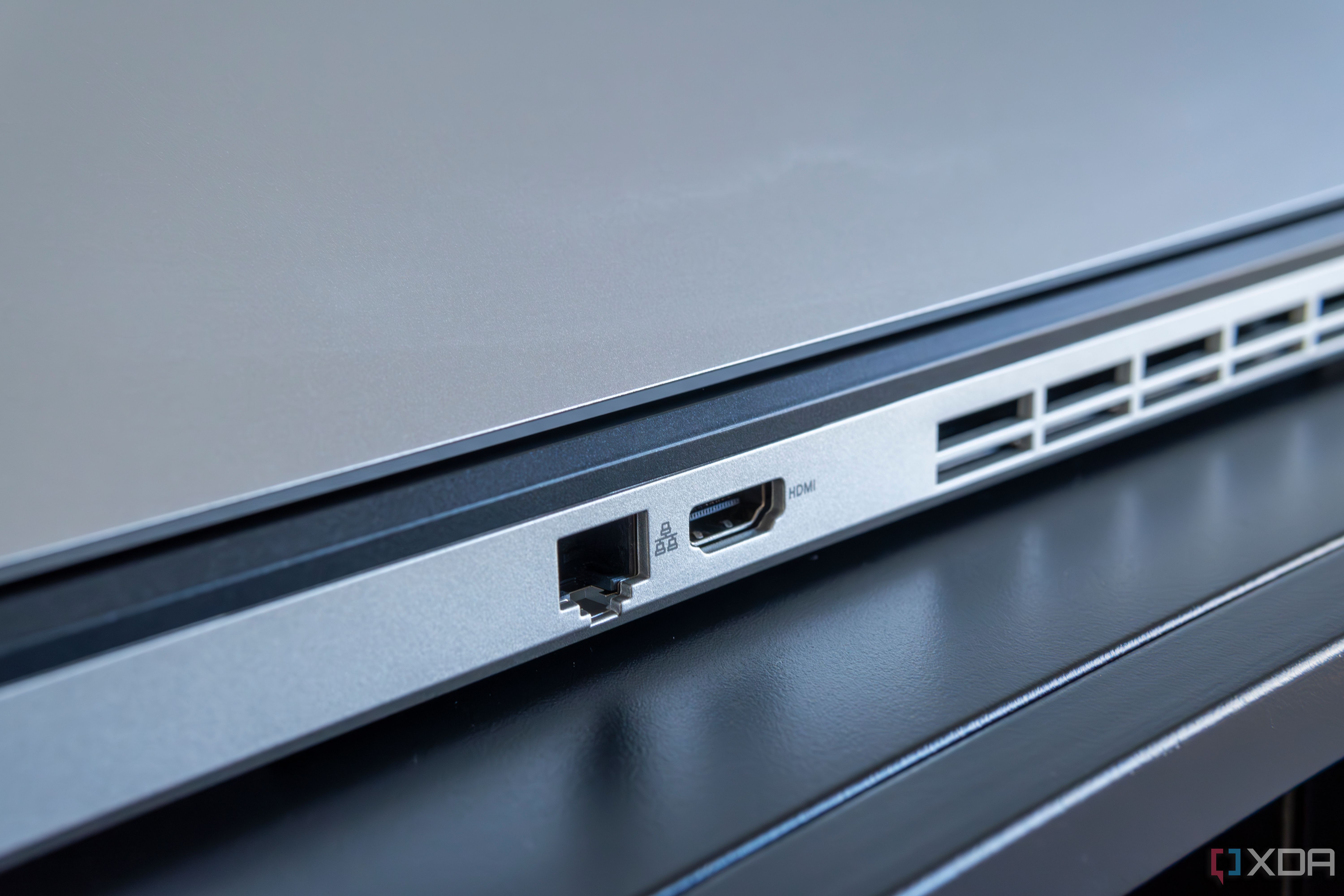 Primer plano de los puertos HDMI y Ethernet en la parte posterior del Maingear ML-16