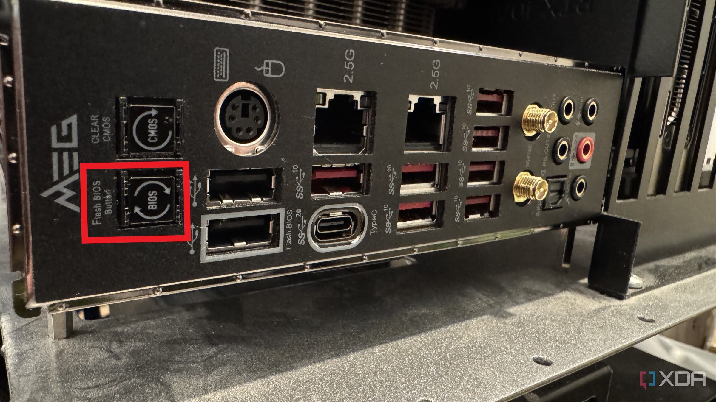 msi motherboard io panel with the bios flashback button highlighted